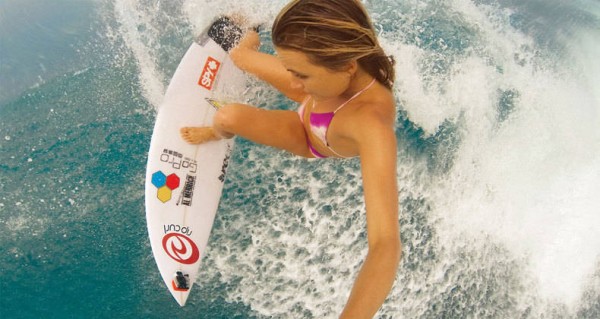 Chica soporte surf gopro